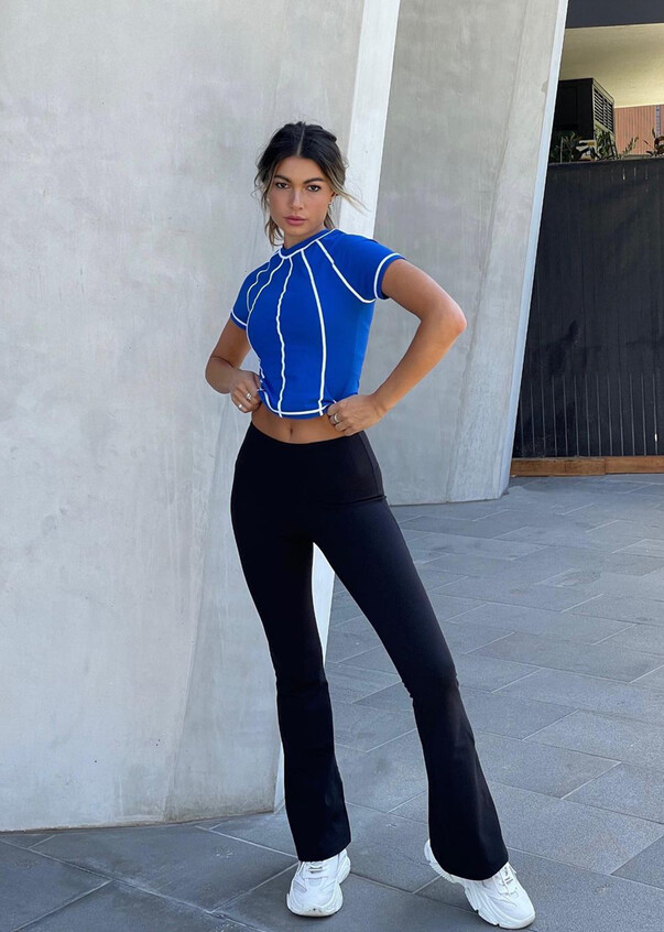 blue oversized tee with yoga pant outfit  Outfits with leggings, Flared  pants outfit, Flare leggings outfit